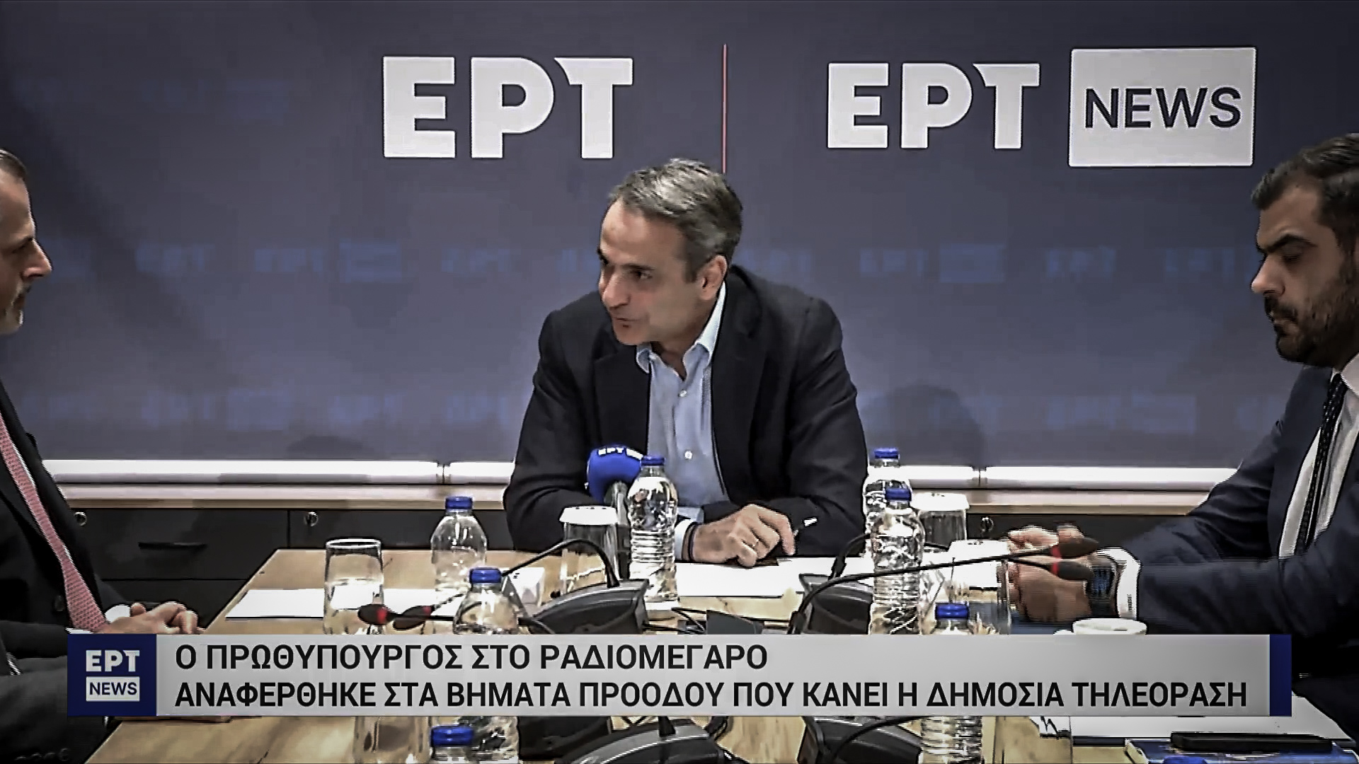 jacobin_gr17's tweet card. Στην προηγούμενη ενημέρωση πολιτικών συντακτών ρωτήσαμε τον κυβερνητικό εκπρόσωπο γιατί κόπηκαν οι εκπομπές του πολυβραβευμένου Θωμά Σίδερη και γιατί τον έδιωξαν τελείως από την ΕΡΤ. Τότε, ο εκπρόσ...