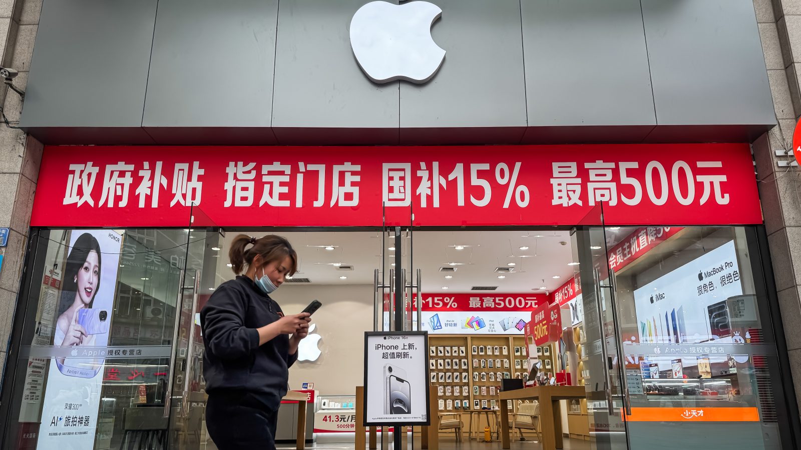 kinlinglo's tweet card. Consumers ditch Apple for more advanced features and to support Chinese brands.