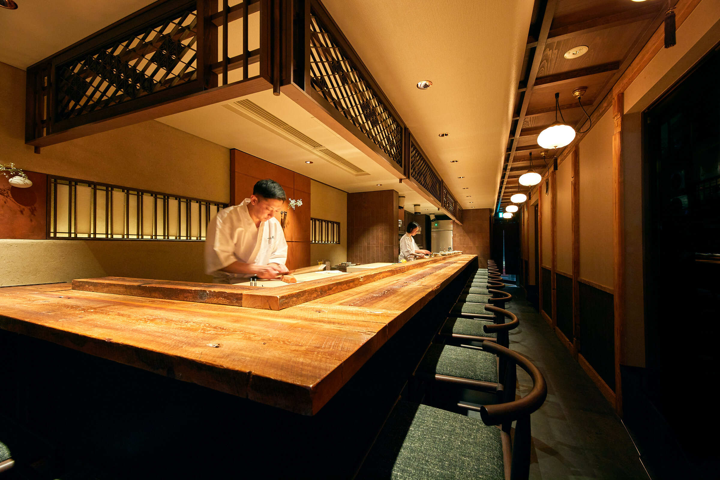 TimeOutTokyo's tweet card. From cheap and cheerful standing sushi bars to Tokyo's top Michelin-starred omakase sushi restaurants