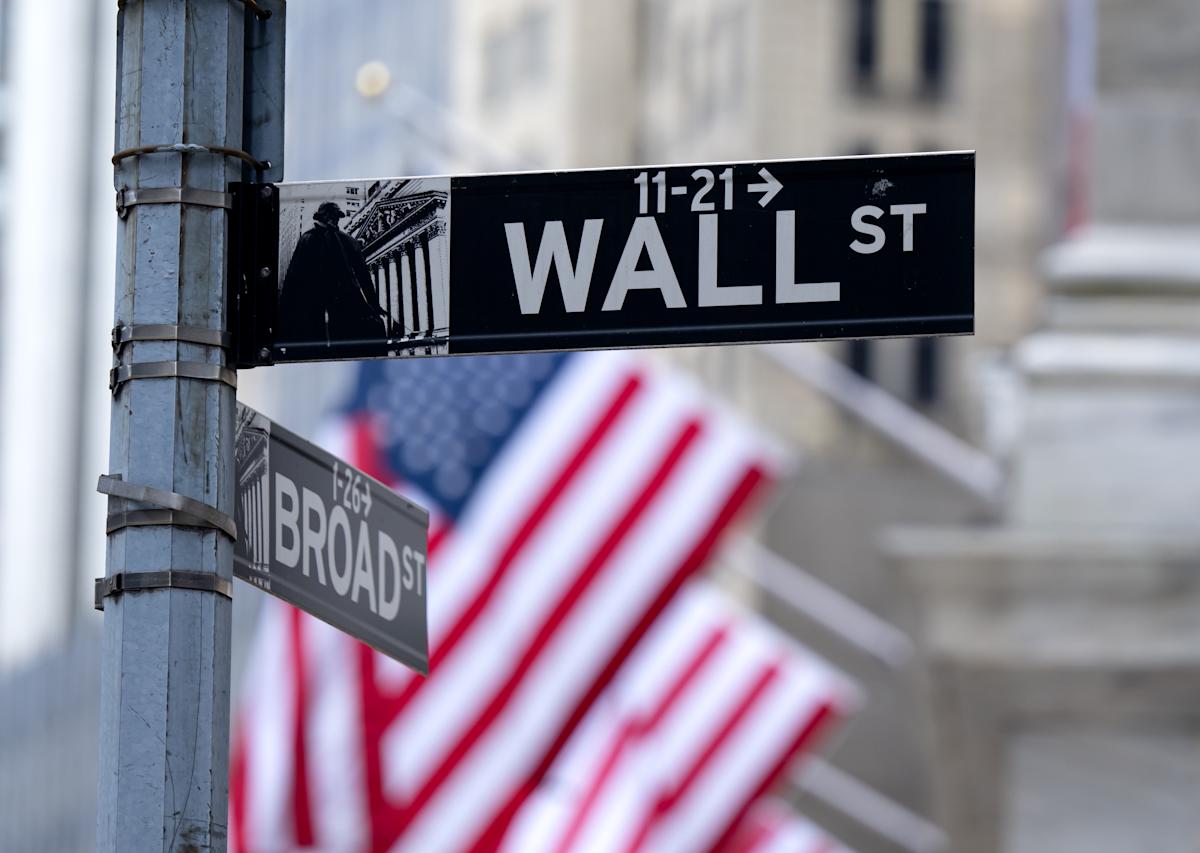 YahooFinance's tweet card. US stocks were mixed as investors prepared for earnings season to pick up steam with Big Tech earnings ahead.