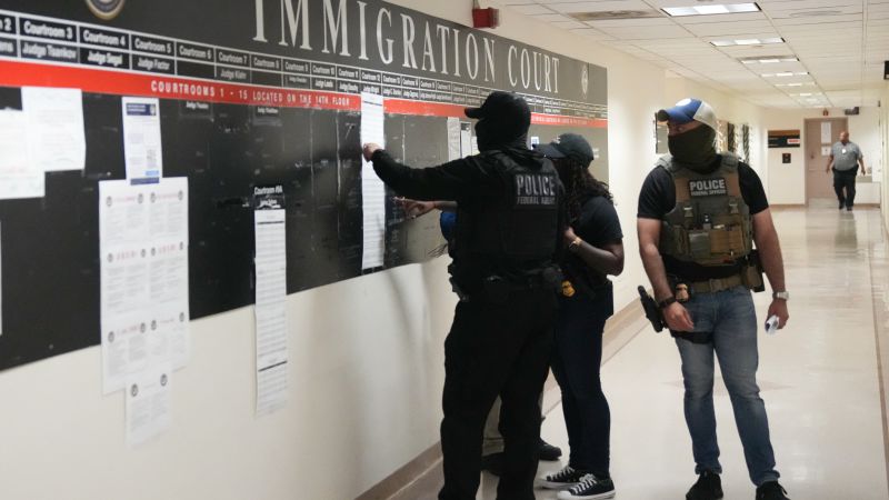 JusticiaLealtv's tweet card. Grupos de derechos civiles e inmigrantes demandaron el miércoles al Gobierno de Trump por los arrestos de ICE a inmigrantes indocumentados. La demanda colectiva, presentada en un tribunal federal en...