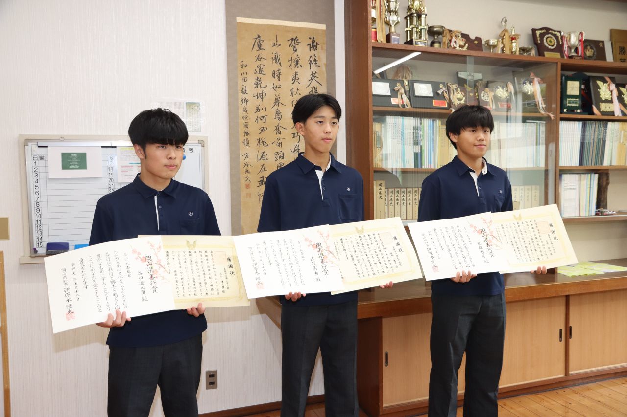Dango_Explorer's tweet card. 　駅のホームから線路上に転落した男性を救助したとして、いずれも勝山中（岡山県真庭市三田）3年の谷口凛之翼さん（14）、佐野篤希さん（14）、曽我郁斗さん（14）に岡山県善行賞が贈られた。 　真庭署