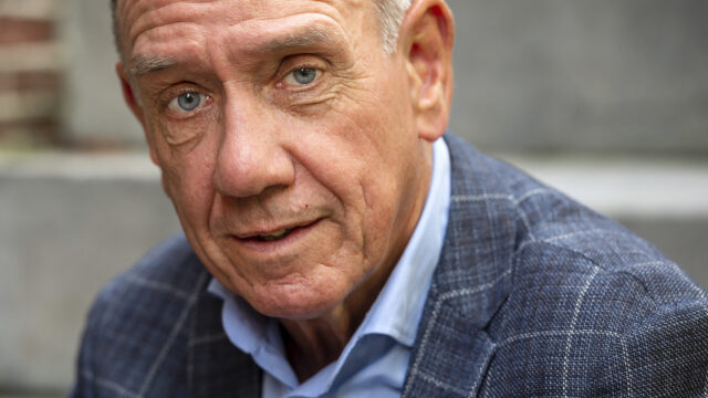 NPORadio1's tweet card. "Als het lijk wordt gevonden gaat detective De Cock naar Lowietje, en bij zijn vrouw komt hij met de eindconclusie": vertelt Peter Römer, die jarenlang scenarioschrijver en producent van Baantjer...