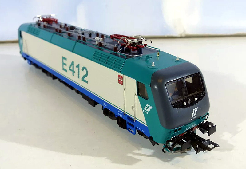 ValestElor's tweet card. Nel 1998 Roco mette in commercio il modello in scala H0 dell’allora nuovissima locomotiva FS E412, al vero concepita come l’estrema evoluzione del concetto di “locomotiva universale”, adatta alla t…