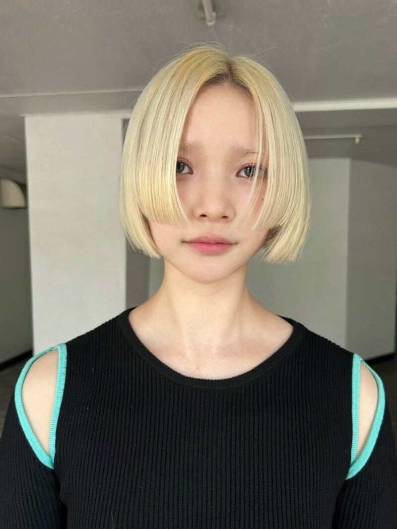 InRed_tkj's tweet card. カジュアル派の30代にオススメの今ドキヘアをご紹介。ワンレンボブに飽きて変化をつけたい人や、エッジの効いたスタイルにしたい人にぴったり！ ホワイトっぽい透明感のあるブロンドカラーと合わせることで、外国人っぽい雰囲気に。ムラシャンをすれば、カラーキープも簡単。