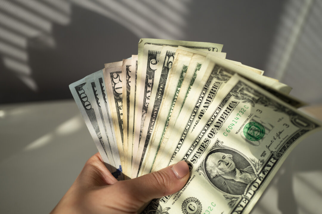 dlacalle_IA's tweet card. The US Dollar Remains the World’s Top Reserve Currency