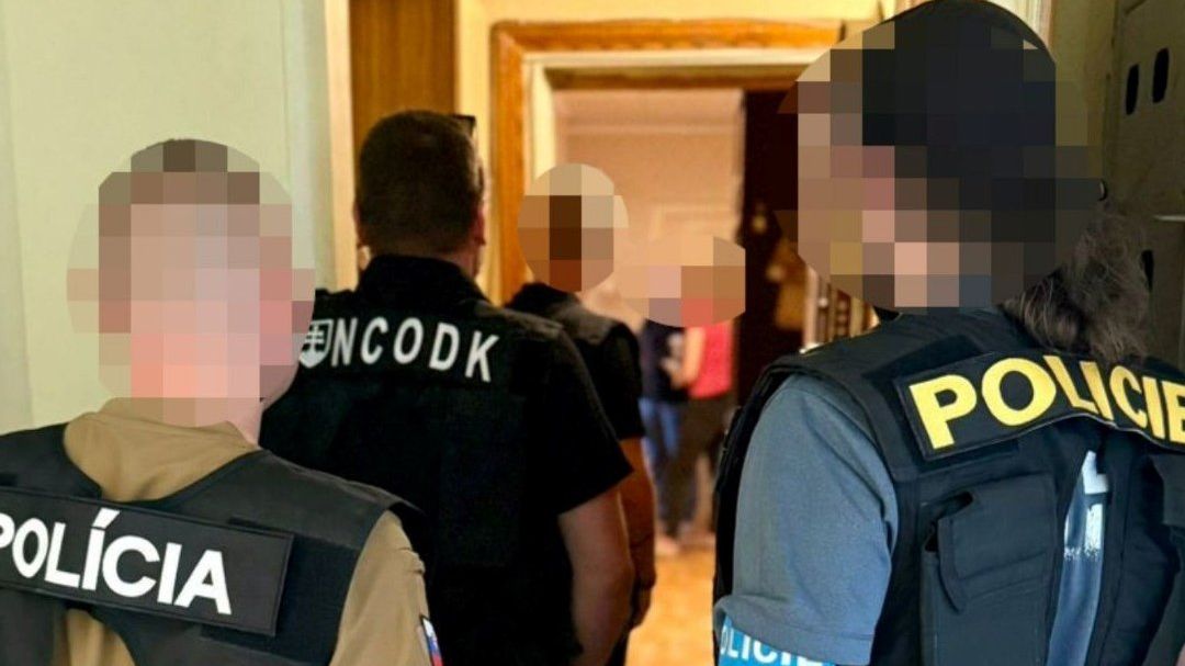 pavelvond's tweet card. Mezinárodní policejní tým minulý týden zatkl muže, který loni v září vyhrožoval bombovými útoky mimo jiné na českých školách. Úspěch ale zastínil následný spor mezi českou a slovenskou policií....