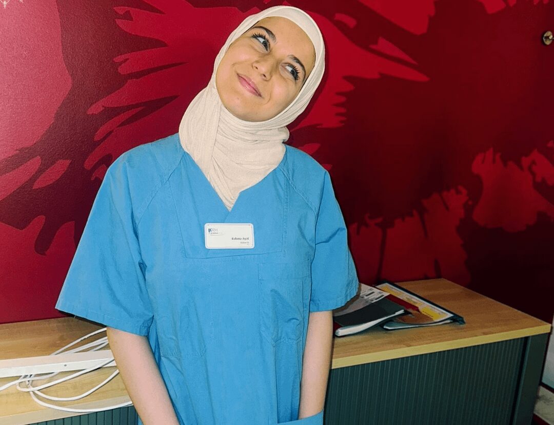khan_lan's tweet card. Die 26-jährige Rahma A. wurde in einem Treppenhaus bei Hannover erstochen – mutmaßlich von einem Nachbarn. Die algerische Community fordert von Behörden Aufklärung über das Tatmotiv.