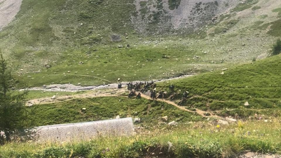 subfossilguy's tweet card. Eine Gruppe Männer – alle komplett in alte Naziuniformen gekleidet – wanderte am Wochenende durchs Wildhornmassiv.
