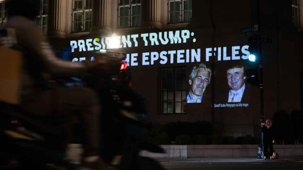 cicero_online's tweet card. Im Wahlkampf hatte Donald Trump noch Transparenz versprochen, doch wochenlang blockierte die US-Regierung die Veröffentlichung der Epstein-Akten. Geht es wirklich um die nationale Sicherheit – oder...