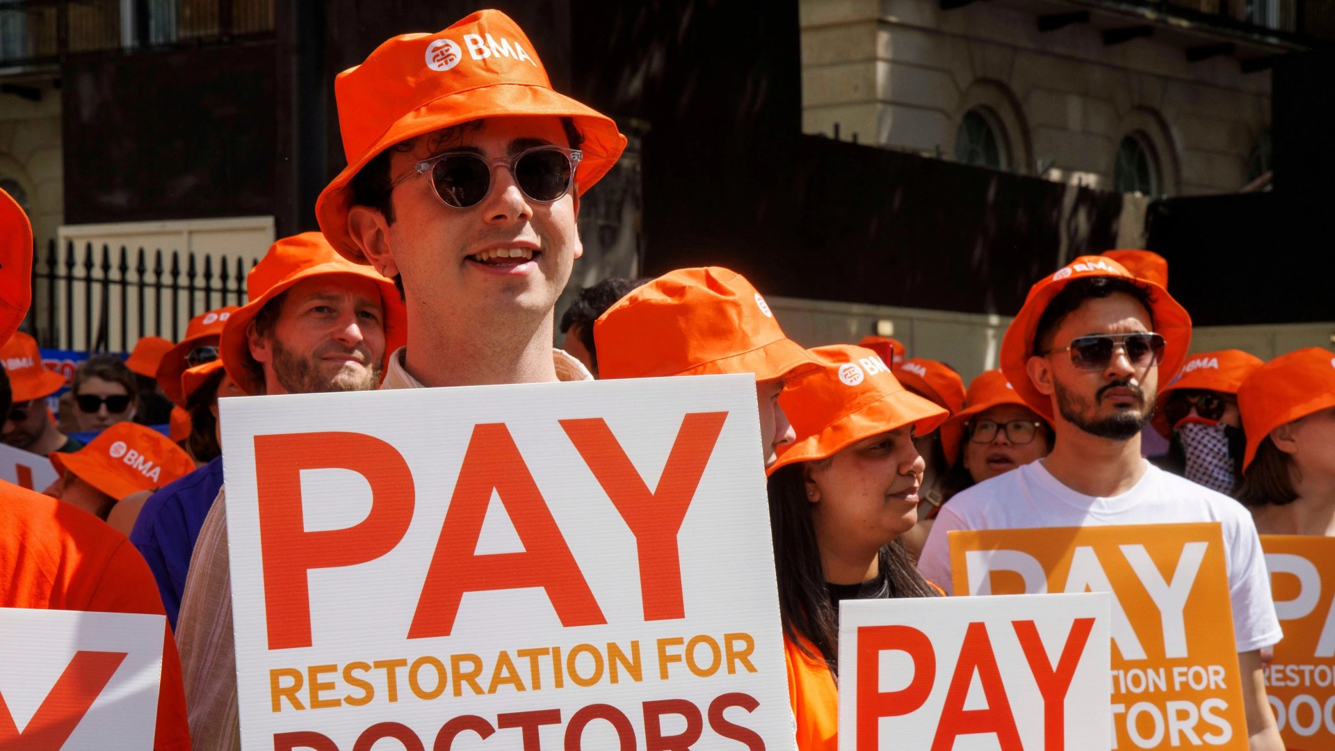 JackElsom's tweet card. WES Streeting has offered greater work perks to junior doctors in a last-gasp bid to avert damaging NHS strikes – but is holding firm on pay. The Health Secretary wrote to the British Medical…