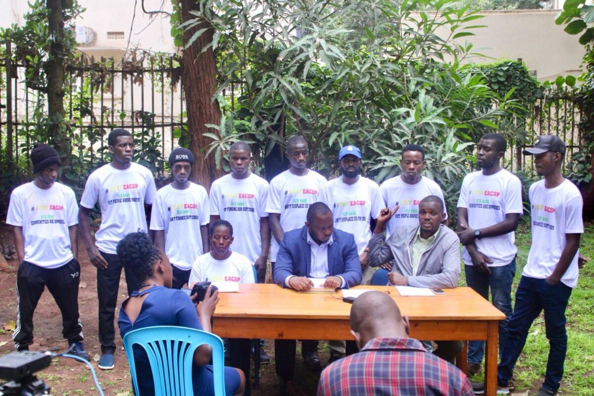 EbraHym68's tweet card. Le 23 avril 2025, 11 militants du mouvement de protestation STOP Eacop sont arrêtés au siège de la Kenya Commercial Bank(KCB), à Kampala, en Ouganda. D’après leur avocat, les militants seraient venus...