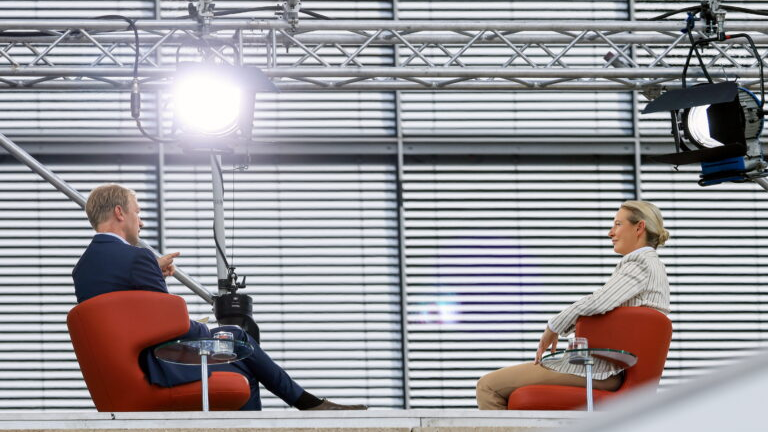 alex_baur's tweet card. Es war das bizarrste Interview der deutschen TV-Geschichte, dieses Sommergespräch von ARD-Journalist Markus Preiss mit AfD-Chefin Alice Weidel. Weidel konnte Preiss akustisch nicht verstehen, Preiss...