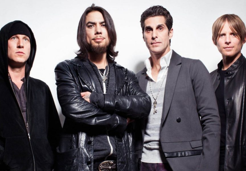 mondo_sonoro's tweet card. El drama dentro de Jane’s Addiction escala a los tribunales. Tras la demanda interpuesta por Dave Navarro, Eric Avery y...