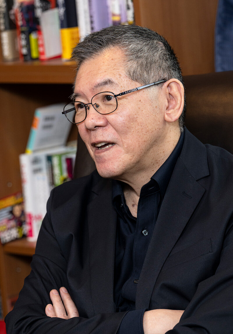 chukoedi's tweet card. 人と人のかかわりを描きたい ――「任俠」シリーズが累計100万部を突破しました。6月に刊行された文庫『任俠楽団』は、シリーズ第6弾で、楽団員の中に対立が生まれたオーケストラが舞台です。 　シリーズの他の作品同様、やくざの組長・阿岐本（あきもと）雄蔵に...