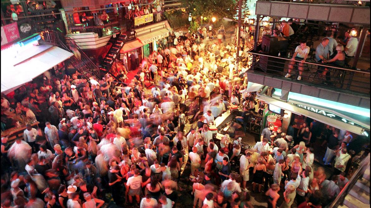 lesoir's tweet card. En deux semaines, deux touristes de 19 et 26 ans sont décédés lors de soirées dans un hôtel et salle de concert à Ibiza. Les organisateurs ont suspendu temporairement tous les événements musicaux.