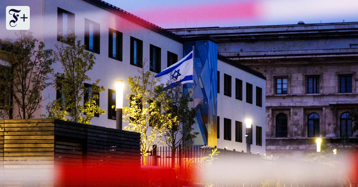 AJCBerlin's tweet card. Viele Juden denken ans Auswandern, sagt Remko Leemhuis, Direktor des American Jewish Committee Berlin. Mit der deutschen Nahostpolitik geht er hart ins Gericht – und fordert eine Neudefinition der...