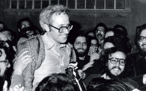 MandreuBcn's tweet card. El 22 de juliol de 1975 el periodista Josep Maria Huertas Claveria tenia previst cobrir la informació del Ple de l’Ajuntament de Barcelona, però va acabar el matí d’aquell dimarts, emmanillat i...