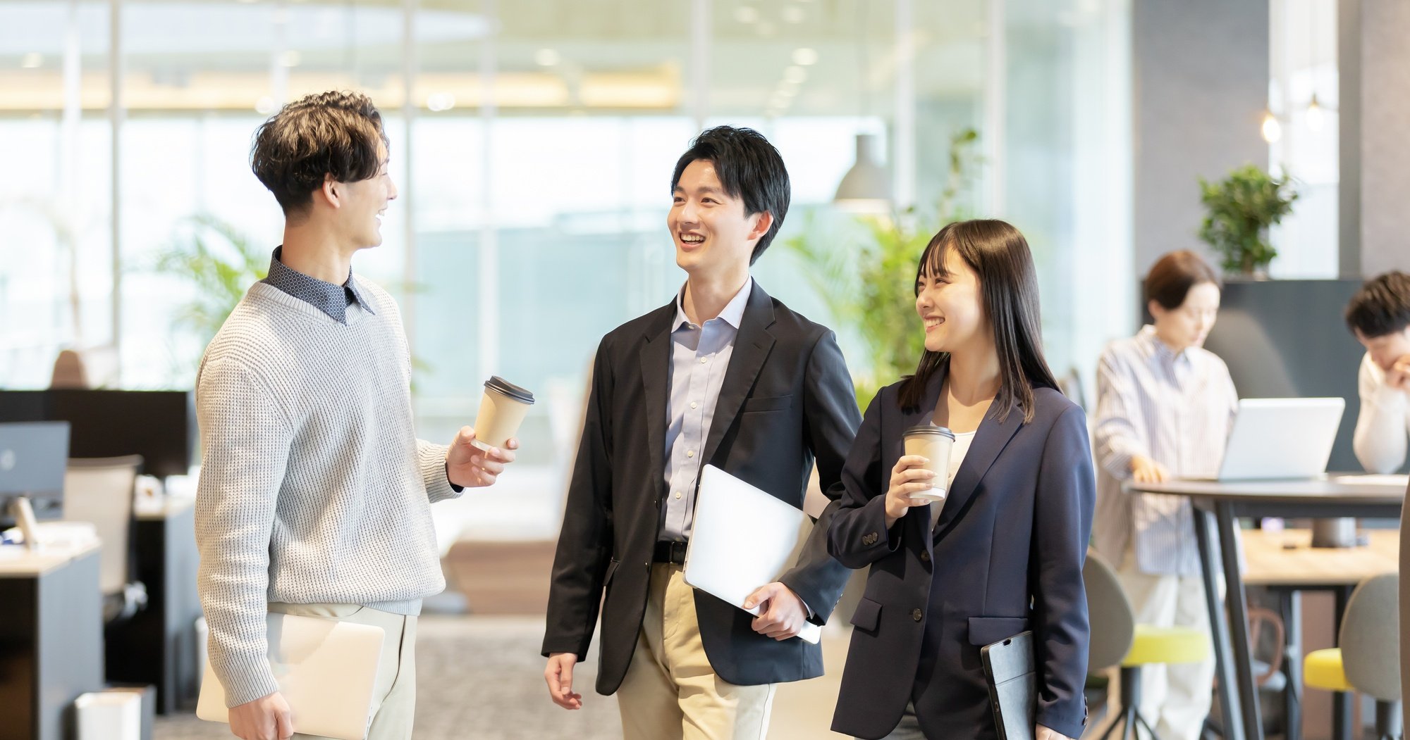rie_uozumi's tweet card. 新入社員が入ってきたり、新しい部下ができたり、何かと若い世代とコミュニケーションを取る機会が多い時期。改めて、世代間のギャップにさいなまれ、どう接するべきか、どう話しかけるべきか、戸惑っている人も多いのではないだろうか。そんなビジネスパーソンを助けるべく、フリーアナウンサーで、長年話し方の講師として活動している魚住りえさんに「好印象を与える話し方」、「コミュニケーションを円滑にする話し方」を...