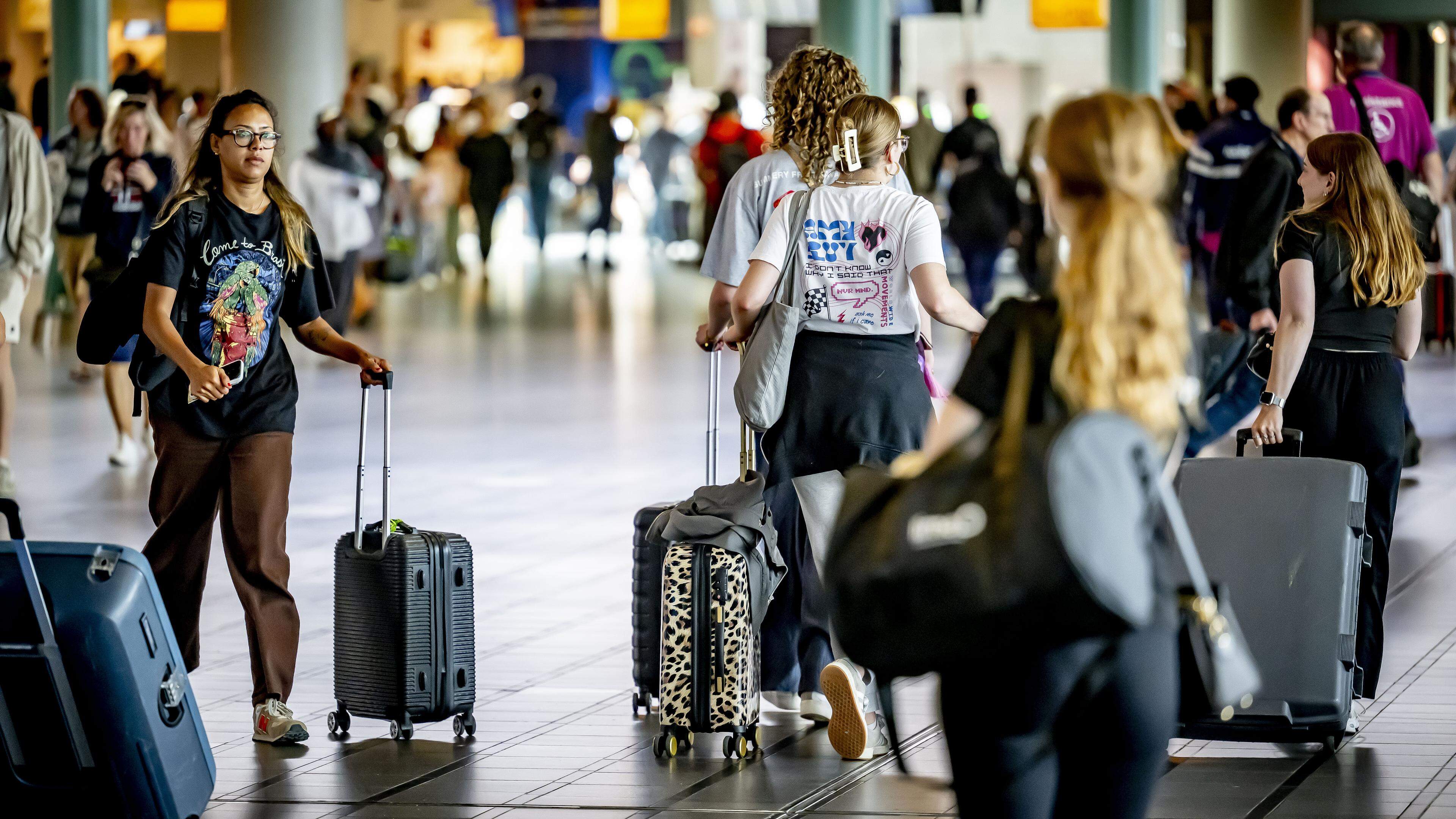 wiltingklaas's tweet card. Luchtvaartmaatschappij KLM start per 1 september met een proef om reizigers op negen bestemmingen te laten betalen voor het meenemen van een trolley. Dat bevestigt KLM dinsdagmorgen.