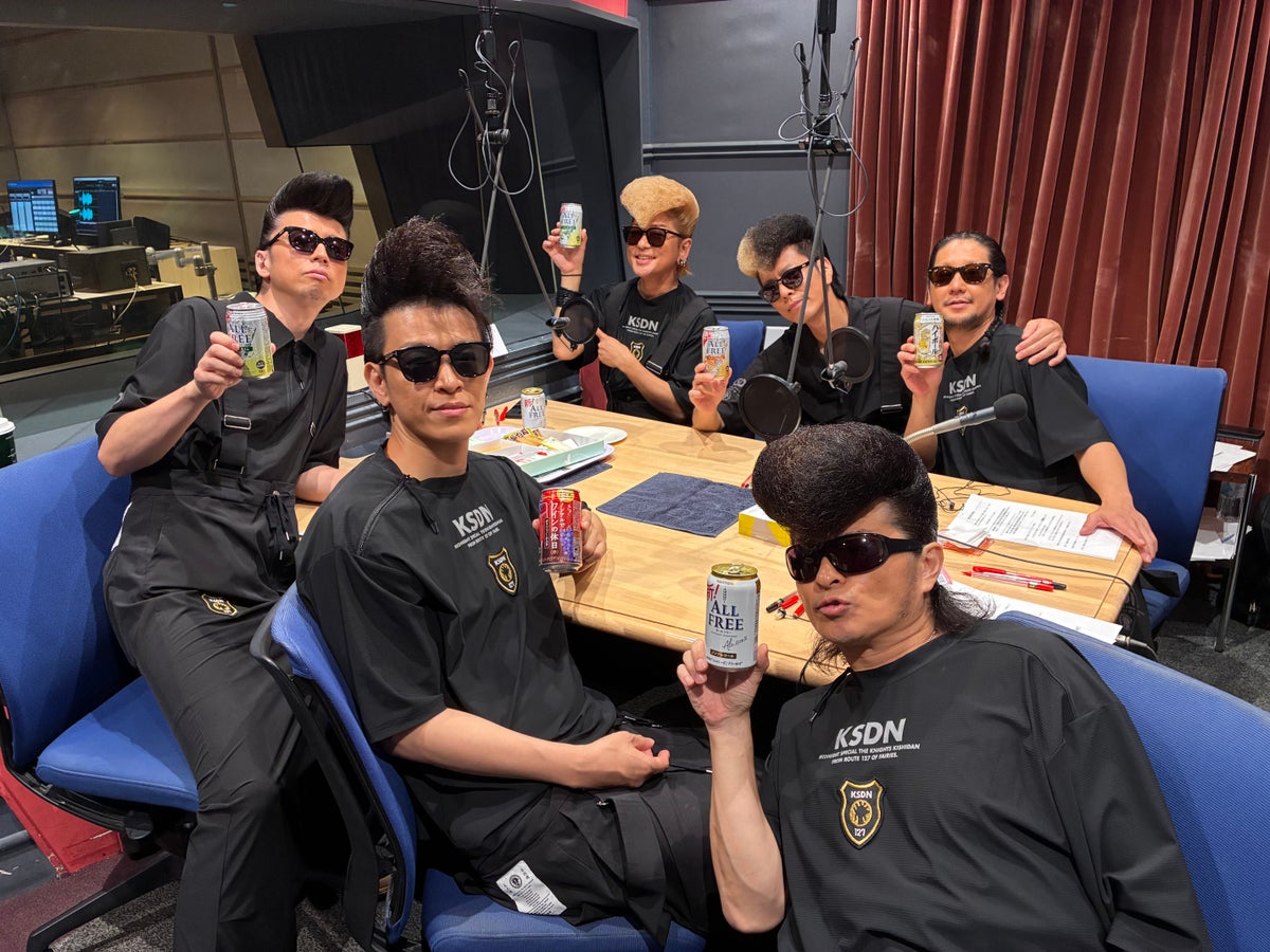 ore_tbsr's tweet card. 密集ラジオ収録ですが、今夜は番組史上最大の人口密度。というのも、この日は午前中から屋外での撮影があり、その足で氣志團全員がTBSへ。正午からの収録ということもあり、黒服サングラス、数人リーゼントの6人がエレベーターを待っている姿はさぞ恐怖だったでしょう。その光景を見た人はカウント
