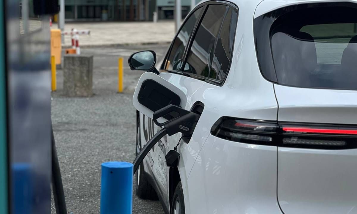 NeutralinMotion's tweet card. Las ventas globales de coches eléctricos crecieron con fuerza el pasado mes de junio gracias al empuje de China y Europa, que compensan la caída de Estados Unidos y Canadá, que retroceden por culpa...