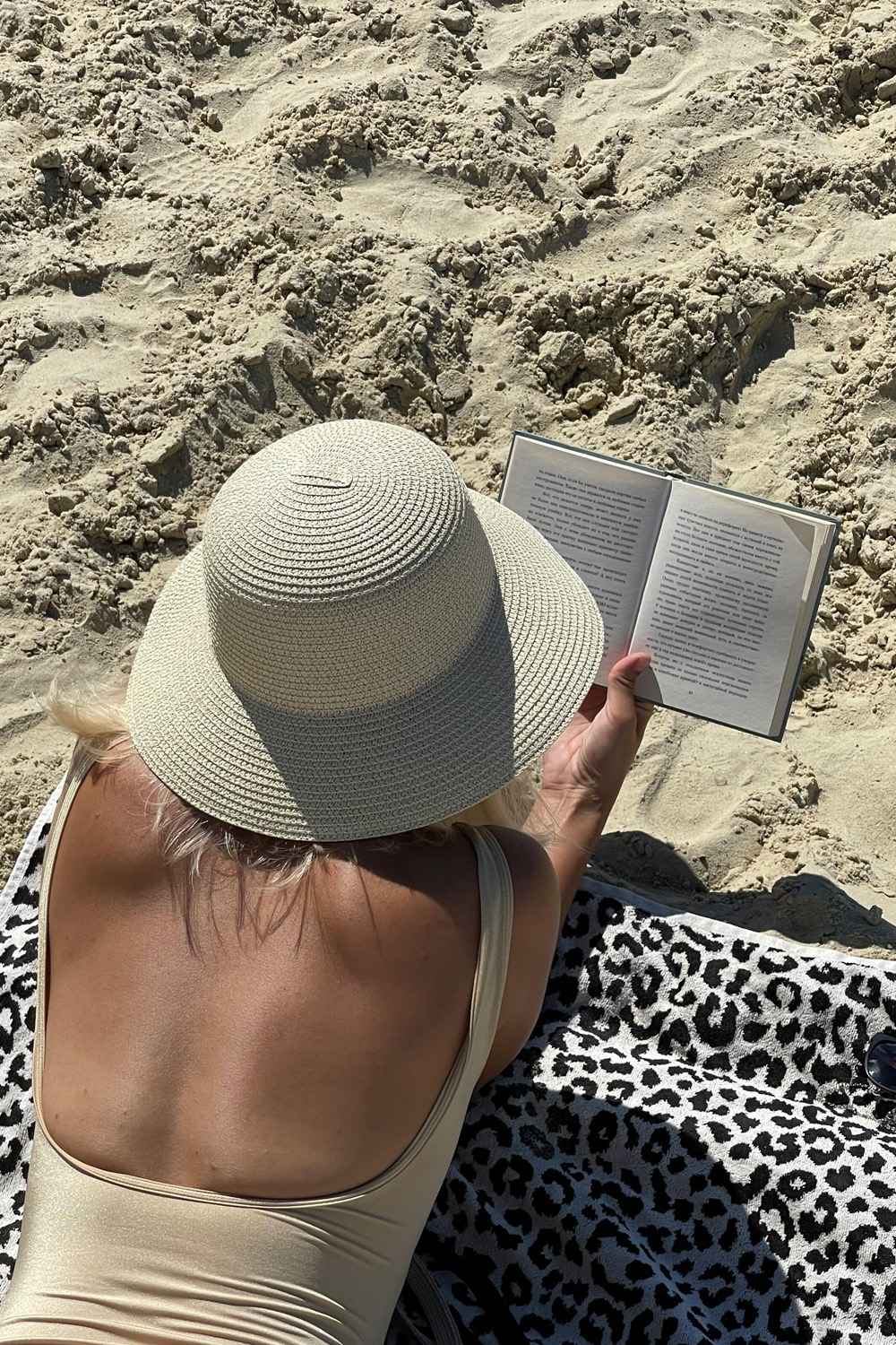 paulajaynebyrne's tweet card. Sweltering humidity is making its annual descent. Wouldn't it all be nicer with a sea breeze, a glass of something icy cold, and a good book? Well, at