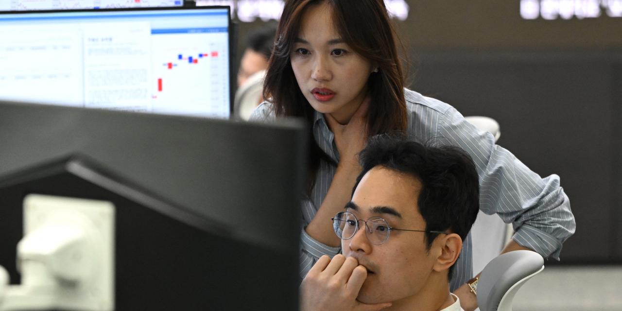 WSJmarkets's tweet card. U.S. stock futures pointed to a flat open after a mixed session on Wall Street Monday, while international equity markets were also mixed so far Tuesday as earnings season sweeps into full gear.