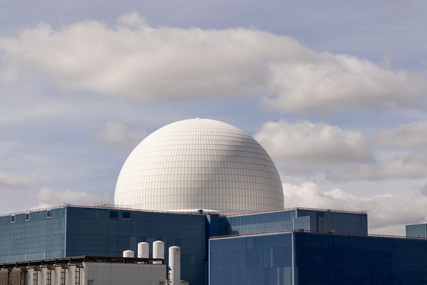 EnergyVoiceNews's tweet card. The UK government is expected to reach a final investment decision on the Sizewell C nuclear power plant on Tuesday.