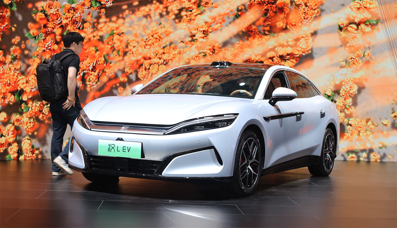 DaveToke's tweet card. Beijing has banned the acceptance of new gasoline vehicles on ride-hailing platforms since July 20, with only EVs accepted.