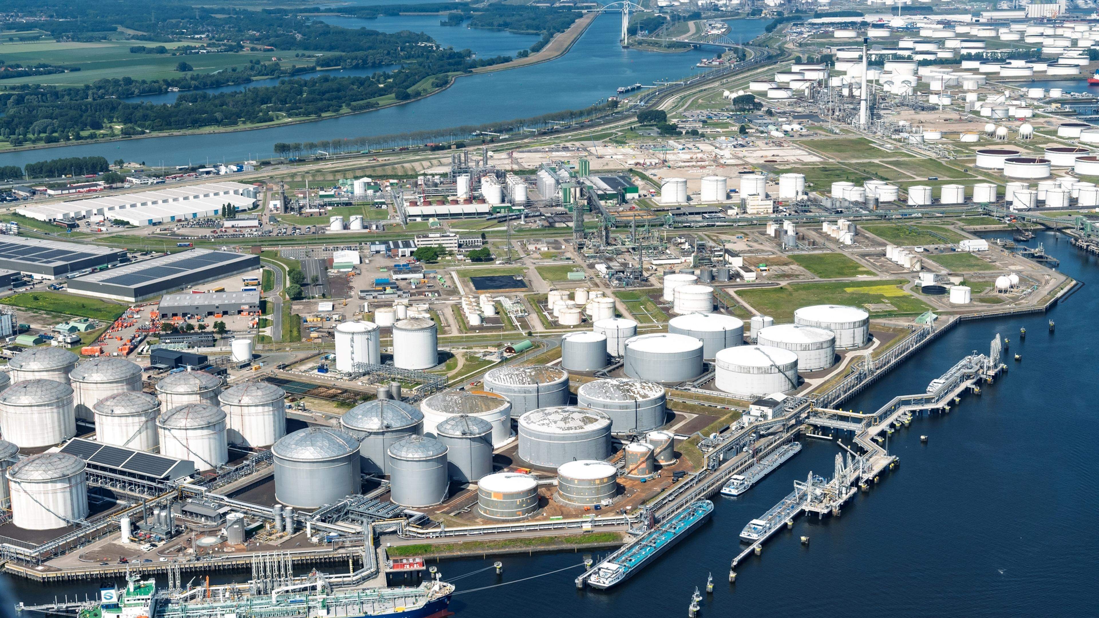 DevliegerErik's tweet card. De Rotterdamse haven zit in het oog van alle geopolitieke en economische spanningen, en het was afgelopen halfjaar roerig. Havenbedrijf Rotterdam maakt zich grote zorgen over vertrekkende bedrijven...