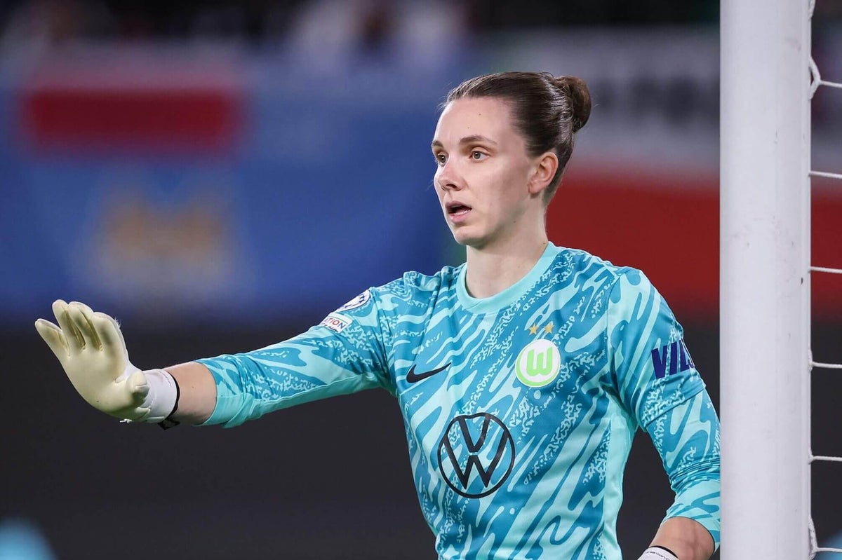 ArtdeRoche's tweet card. The 24-year-old signs following the expiration of her contract at Wolfsburg.