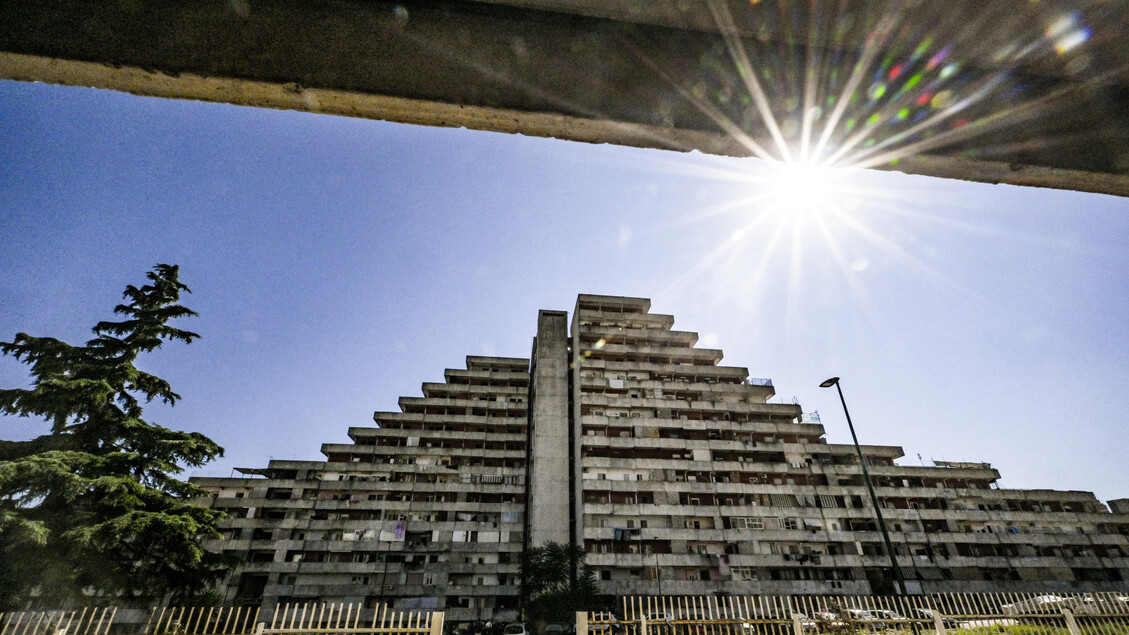 ANSACampania's tweet card. "Oggi è il giorno della memoria. Un anno fa il crollo alla vela Celeste a Scampia provocò tre morti e diversi feriti. A distanza di un anno, insieme agli abitanti del quartiere, stiamo cambiando il...