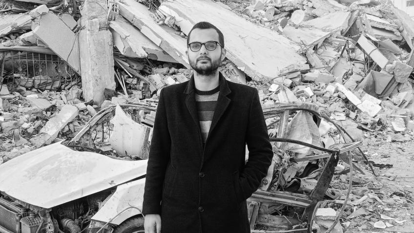 PaliRuba's tweet card. A 26 yo pharmacist, Mohammad Shoaib Al-Farra, has created a pop-up pharmacy that serves different areas in Gaza. Pls help me keep it going!