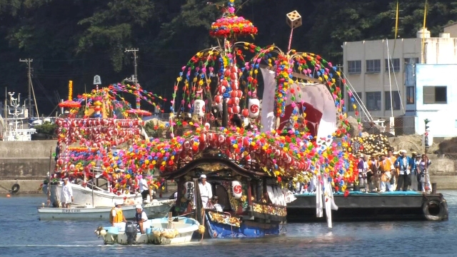 nhk_archives's tweet card. 神奈川県足柄下郡真鶴町の貴船神社に古くから伝わる貴船まつり。国の重要無形民俗文化財に指定されています。大漁と海の安全を願って神輿が海上渡御する壮大さで知られてお