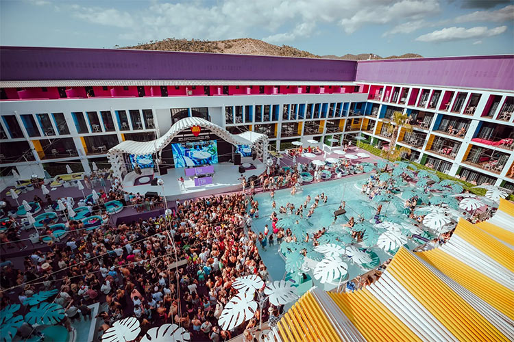 mondo_sonoro's tweet card. El hotel Ibiza Rocks ha anunciado la pausa de todas las actuaciones tras la trágica muerte de dos jóvenes que...