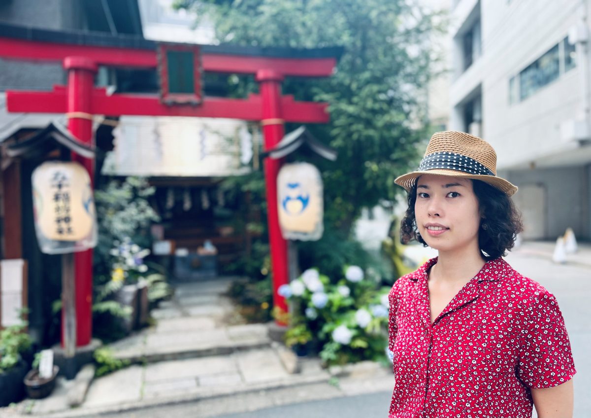 tenteko_mai51's tweet card. 2025年7月9日（水）、小学館より長谷川まりるさんの最新作『妖怪サトリのウロコ落とし』が刊行されました。『杉森くんを殺すには』で野間児童文芸賞を受賞した実力派作家・長谷川まりる氏による、初の“小学校中学年向け”妖怪短編集です。 この記事では、本作の誕生秘話や、登場する妖怪たちの裏話、そして「空気を読むこと」への思いまで、長谷川さんにたっぷりとうかがいました。ぜひご一読ください。