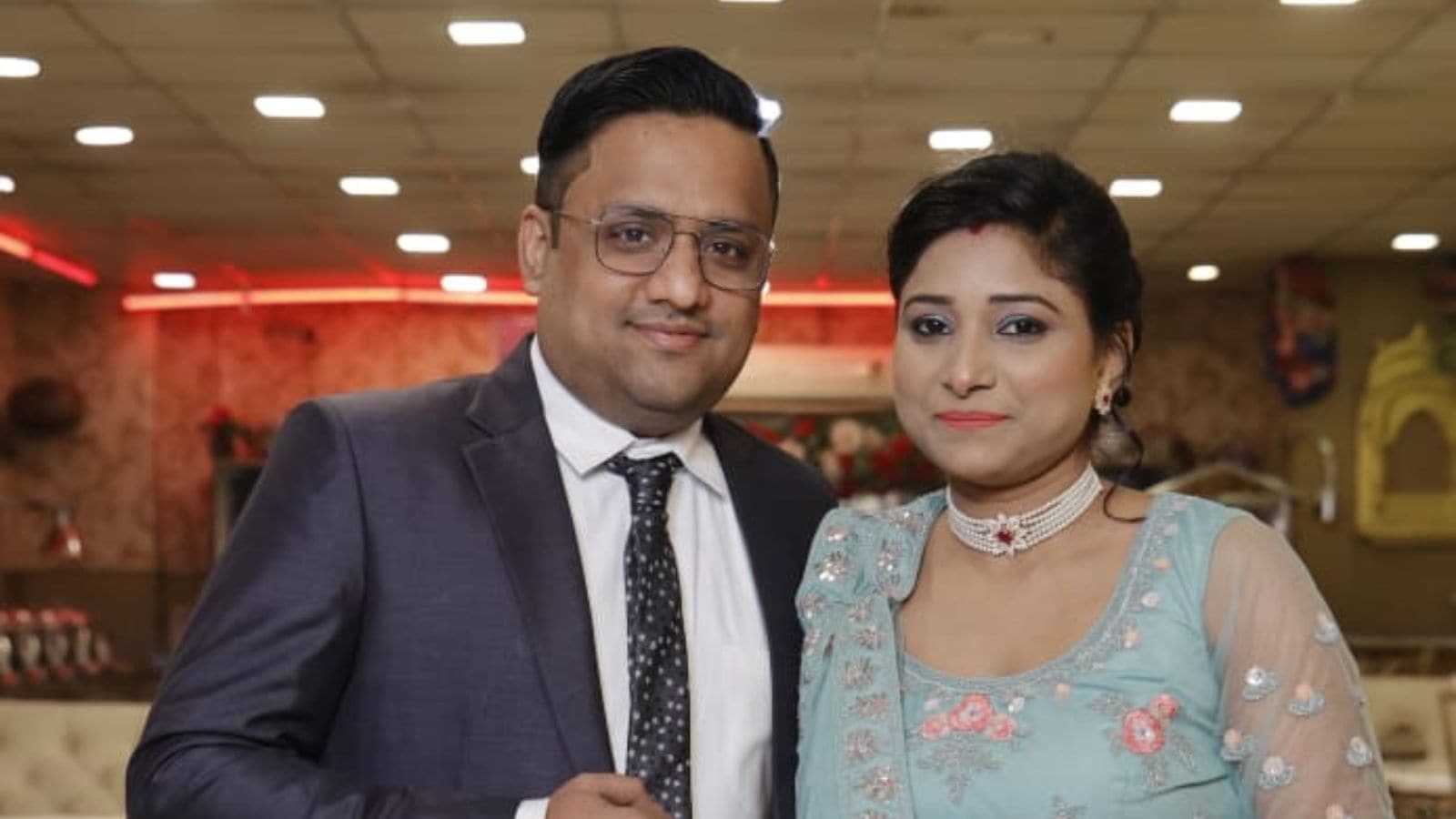 Vidheesha7's tweet card. On July 13, Karan Dev was found dead in his Uttam Nagar home in Dwarka. His wife, Sushmita, would come out running, saying his phone’s charging cord got wrapped around his hand — electrocuting him....