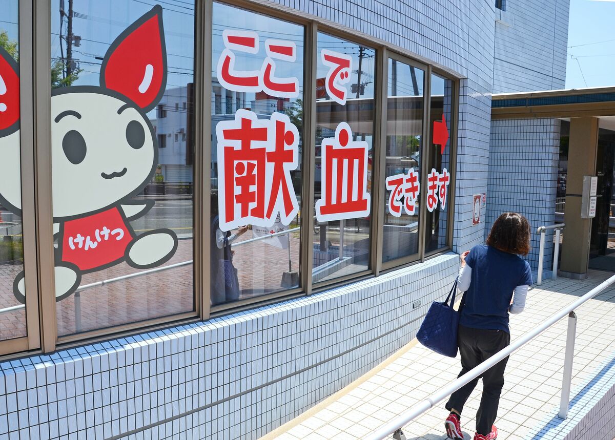 sagashimbun's tweet card. 「知人が献血250回を達成したらしい」　佐賀新聞「こちら　さがS編集局」（こちさが）に先日、こんな投稿が届いた。250回とはすごい。でも正直なところ、どれくらいすごいのかが分からない―。　そこで佐賀県赤十字血液センターに問い合わせた。献血推進課の柴木弘課長は丁寧な口調で「非常に多く、ありがたい」と強調する一方、世間には500回以上という人もいることを教えてくれた。　献血は種類によって、次回ま...