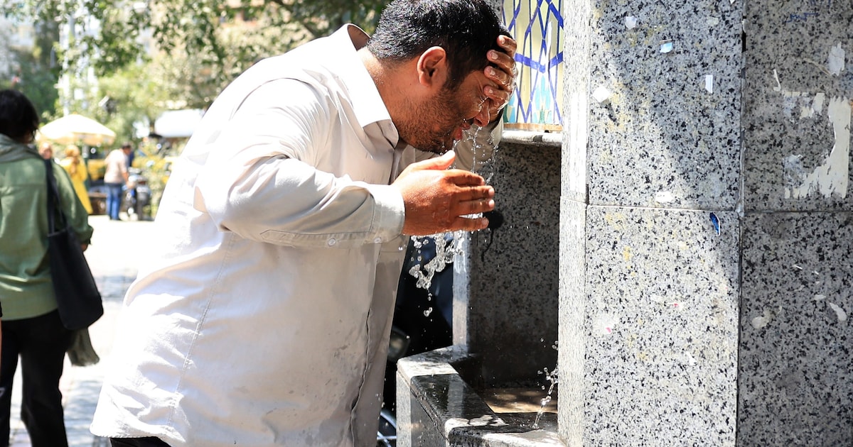 RoyGrinwis's tweet card. In delen van Iran loopt de tempratuur op tot ver boven de 50 graden. Ook in Afghanistan kampen ze met extreme hitte. Mede daardoor wordt de dagelijkse strijd om water in beide landen steeds wanhopi...
