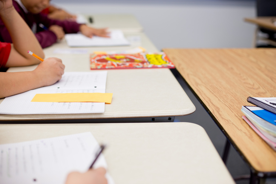 LiseBouc's tweet card. Une école primaire de Montréal est la cible d’un père « excessivement accaparant » qui multiplie les recours devant les tribunaux. Après avoir tenté d’exempter sa fille d’un cours sur l’identité de...