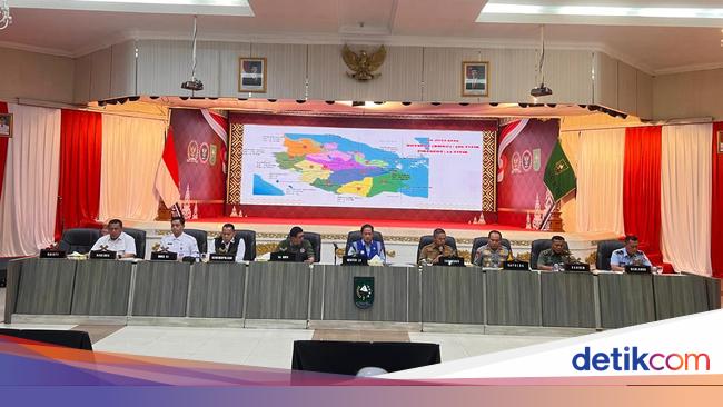 GreenpeaceID's tweet card. Kebakaran hutan dan lahan (karhutla) di Provinsi Riau meluas hingga mencapai sekitar 500 hektare. Provinsi Riau menetapkan status tanggap darurat.