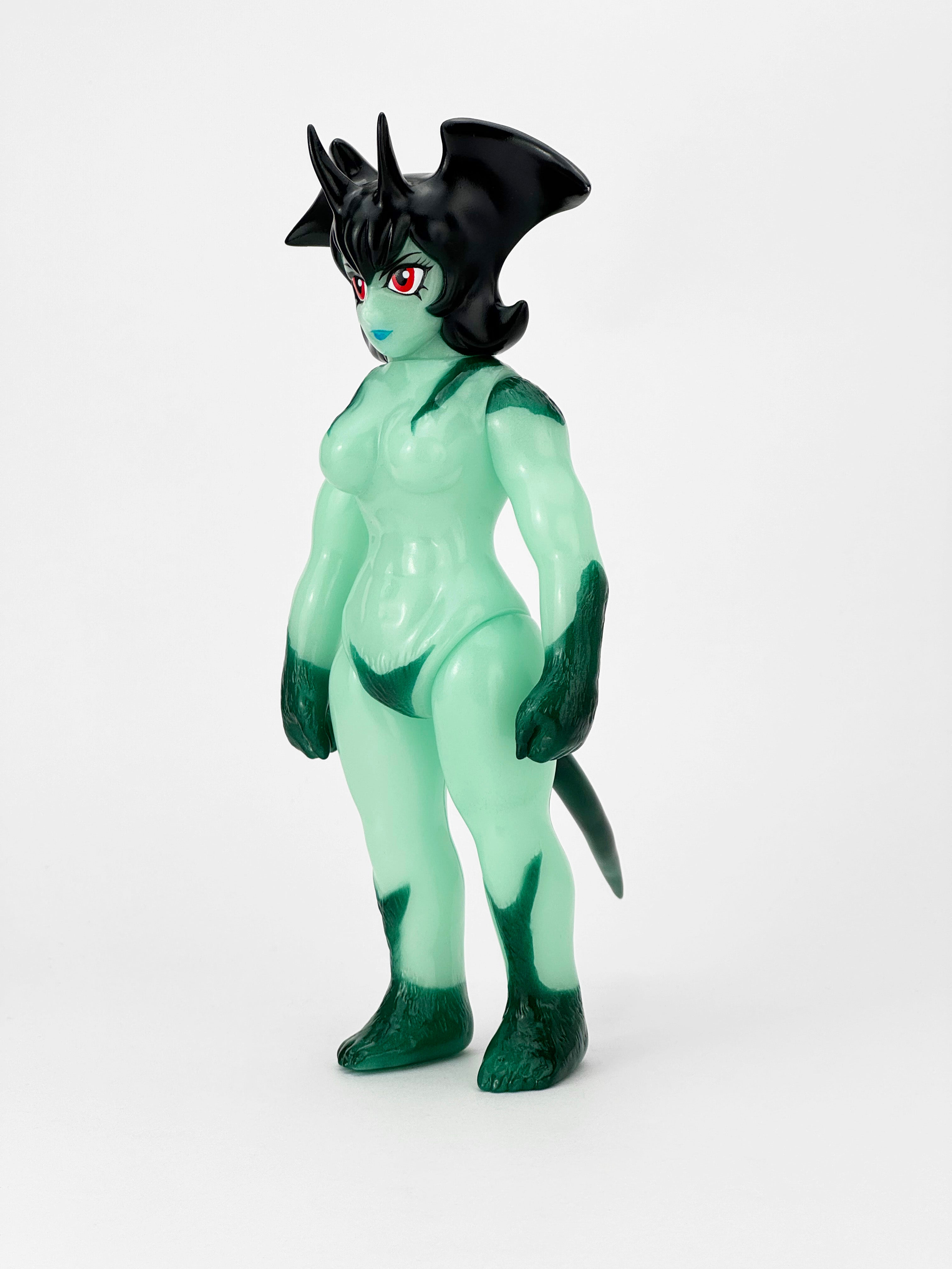 ArtisanToy's tweet card. 永井豪氏の作品『デビルマンレディー』の蓄光ソフビフィギュアです。 不動ジュンが宿命と対峙するきわだつ一瞬を、ソフビ的に切り取った決定版モデルです。 このソフビで、あの“哀しき宿命”と“荘厳な覚醒”をぜひ体感してください。 高さ約220mm 素材　PVC 原産国　日本 対象年齢　15歳以上 パッケージ　ヘッダー付きPP袋 2025年11月発送予定 ©Ｇｏ　Ｎａｇａｉ／ＤｙｎａｍｉｃＰｌａｎｎｉｎｇ