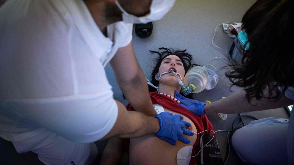 isabellacueto's tweet card. When female athletes collapse on the playing field, they are less likely to be resuscitated than men: How gender differences play out in sports medicine.
