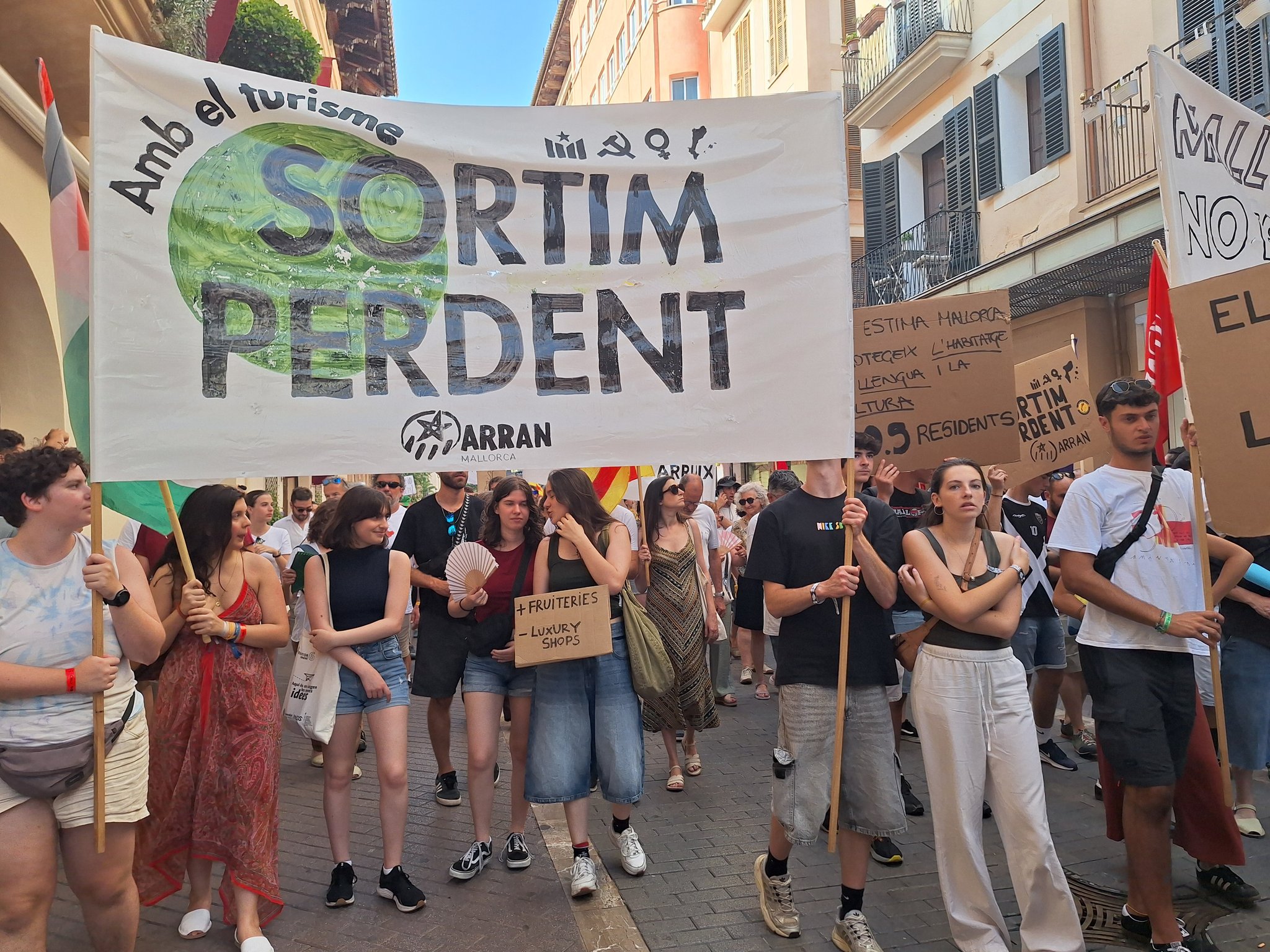 ArrandeMar's tweet card. Moltes persones, en diferents punts d’Europa van sortir als carrers aquest diumenge, per manifestar-se en contra de la massificació turística. Una problemàtica que afecta de ple les zones més...