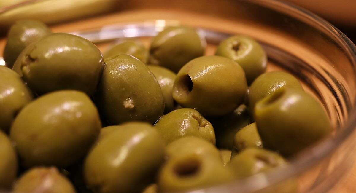 CoopsAgroAND's tweet card. Rompiendo mitos sobre uno de los alimentos más ‘polémicos’ que hay: las aceitunas. La nutricionista Ana Amengual ha publicado un vídeo en sus redes sociales analizando sus calorías que se ha conver...
