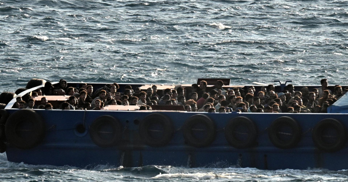 CarmenDeCarlos's tweet card. El Gobierno del primer ministro griego, Kyriakos Mitsotakis, logró aprobar una ley para detener, deportar o encarcelar a los inmigrantes que llegue...