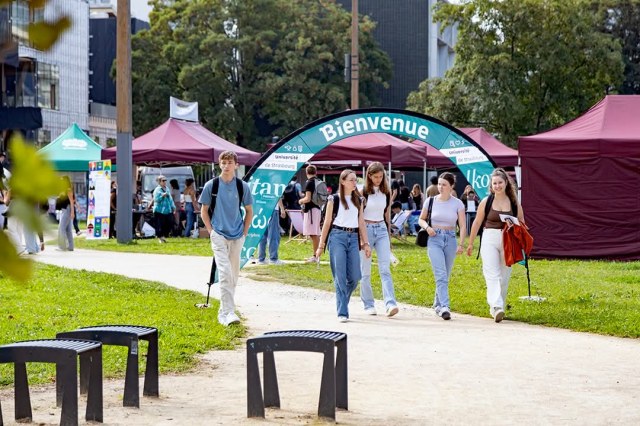 StrasInfo's tweet card. Du 27 au 29 août 2025, l’Université de Strasbourg propose aux nouveaux bacheliers une immersion de trois jours pour apprivoiser leur nouvelle vie d’étudiant. Le dispositif gratuit « Booste ta rentr…