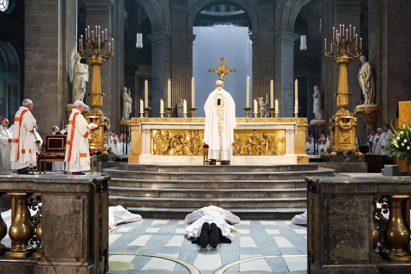 heloise_dn's tweet card. La Conférence des évêques de France a annoncé, lundi 23 juin, l’ordination de 90 nouveaux prêtres pour l’année 2025. Un chiffre en baisse par rapport à 2024, où ils étaient 105.