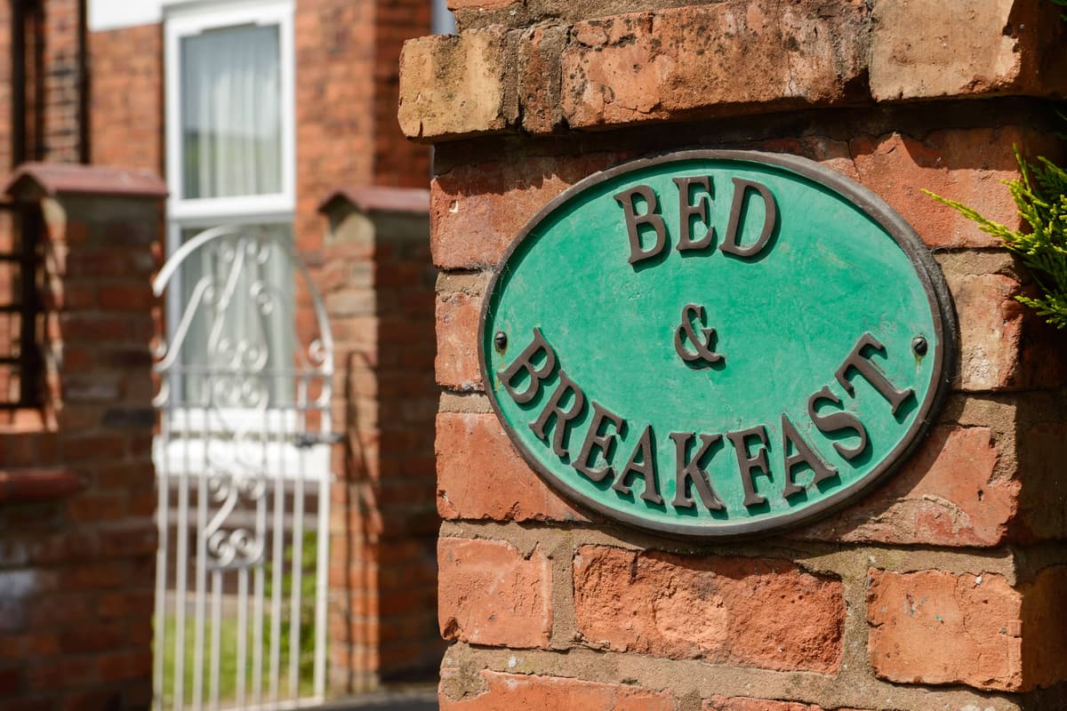 standardnews's tweet card. Some 2,300 households with children had been living in B&Bs for more than six weeks as of March 31.